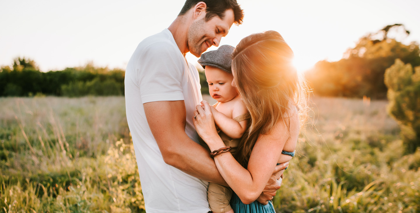 Glückliche Familie im Sonnenuntergang.